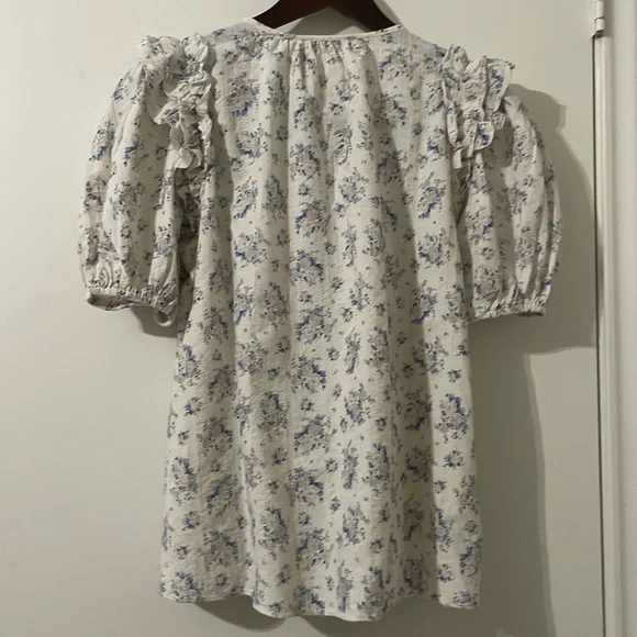 NWOT Olivaceous Puff Sleeve Blouse - Cream and Blue Floral Size M - Picture 3 of 7